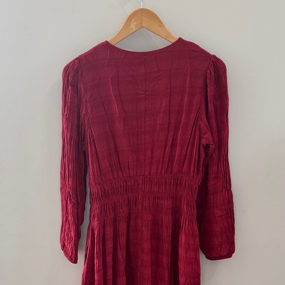 🍷 Deep Red V-Neck Dress with Gathered Detail - Picture 6 of 8
